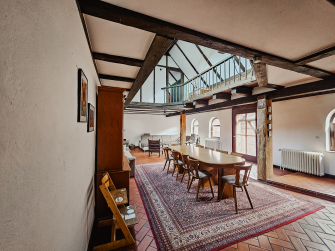 großer Esstisch im Wohnbereich Atelier Ebene 1