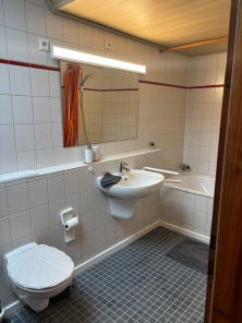 Badezimmer mit Badewanne und WC Ebene 2