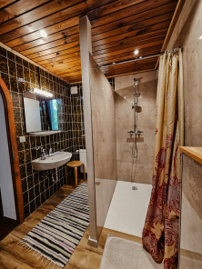 Badezimmer mit Dusche und WC Ebene1