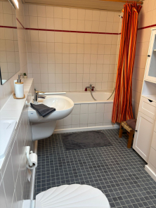 Badezimmer mit Badewanne und WC Ebene 2