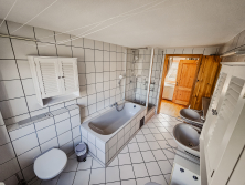 Badezimmer Ebene 1 mit Badewanne Dusche und WC