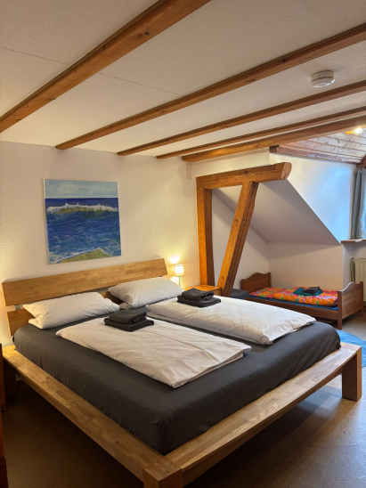 Schlafzimmer 1 Ebene 2 mit Doppelbett und Kinderbetten