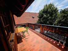 Großer Balkon mit Aussicht über den Hof Ebene 1