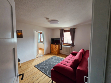 Wohnzimmer mit Schlafsofa und Etagenbett