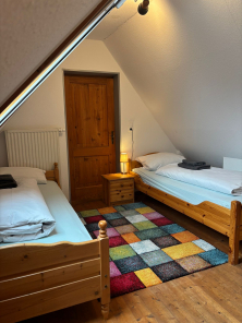 Schlafzimmer 3 Ebene 3 Kinderzimmer mit Tür zum Extrazimmer